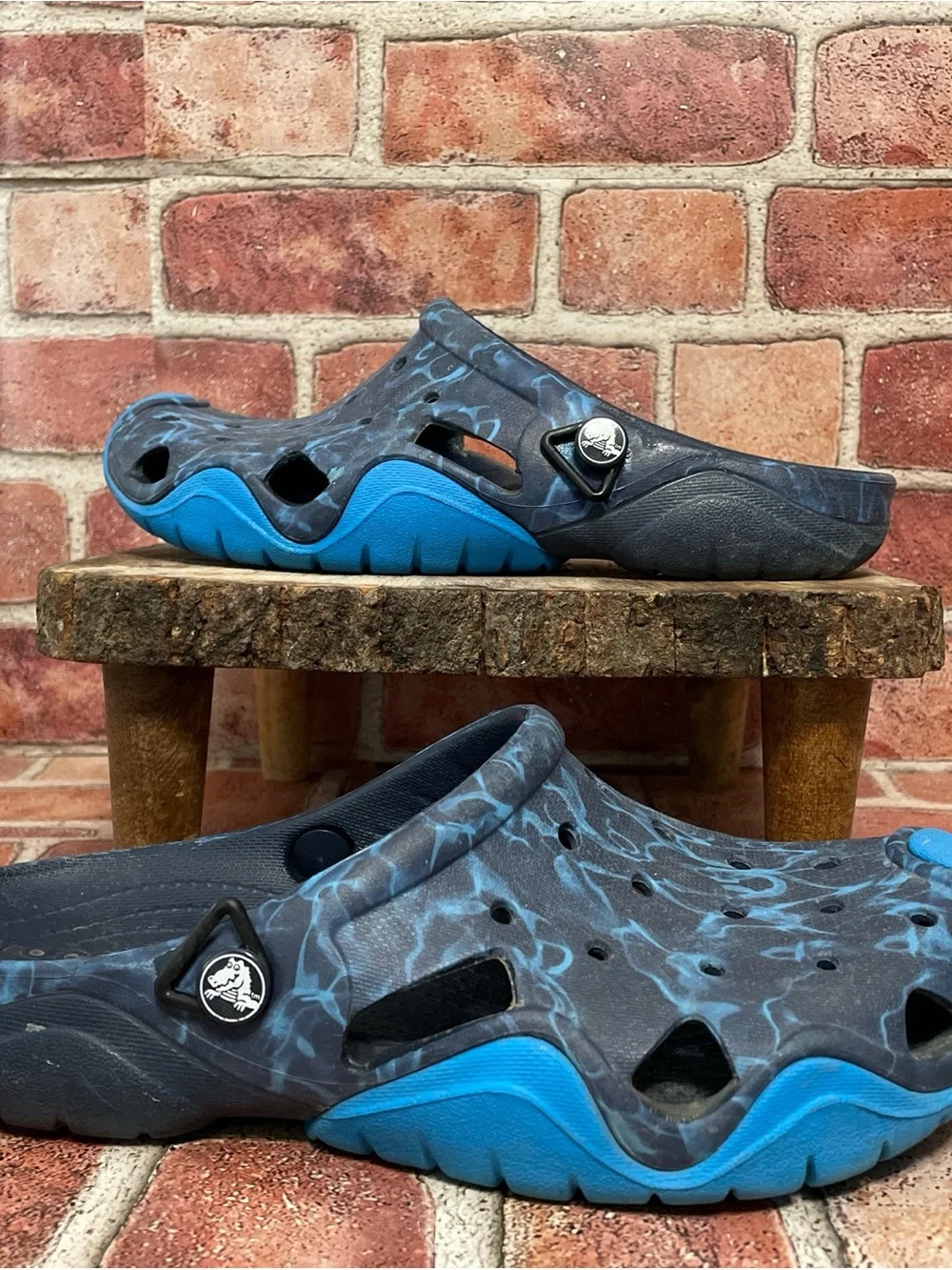 Crocs Men's Swiftwater Graphic Clogs in a blue and navy marble pattern Size 8.
